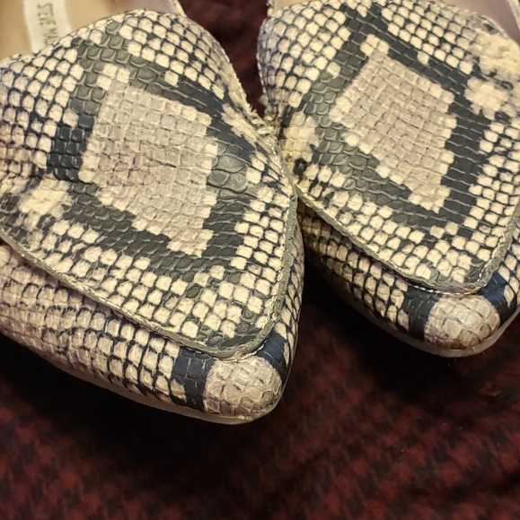 ■■SOLD■■STEVE MADDEN FEATHER SNAKESKIN FLATS - Picture 3 of 9